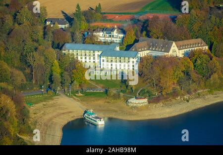 Luftaufnahme, Welcome Hotel Meschede/Hennesee Hennesee und Bootssteg, niedrige Wasser am Ufer, Meschede, Sauerland, Nordrhein-Westfalen, Deu Stockfoto