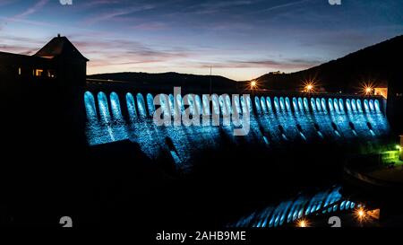 Blau beleuchtete Mauerwerk am Edersee in Hessen Deutschland Stockfoto