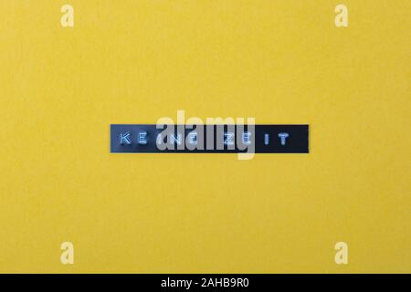 Keine Zeit deutsche Sprache bedeutet keine Zeit zu verlieren - mit einem Etikettendrucker auf gelbem Hintergrund gedruckt Stockfoto