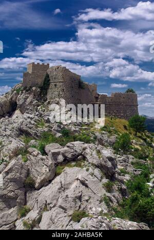 Starigrad Festung Fortica über Omis Kroatien von der Stadt Stockfoto