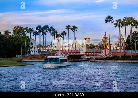 Orlando, Florida. Dezember 18, 2019. Bunte Brücke und Wassertaxi in der Lake Buena Vista Gegend Stockfoto