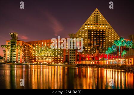 Orlando, Florida. Dezember 18, 2019. Teilweise mit Blick auf die beleuchtete Dolphin Hotel in der Lake Buena Vista Gegend Stockfoto