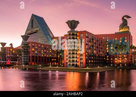 Orlando, Florida. Dezember 18, 2019. Walt Disney World Dolphin Hotel am sunset Hintergrund in der Lake Buena Vista Gegend Stockfoto