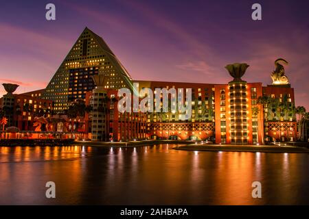 Orlando, Florida. Dezember 18, 2019. Walt Disney World Dolphin Hotel am sunset Hintergrund in der Lake Buena Vista Gegend Stockfoto