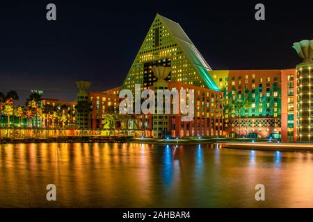 Orlando, Florida. Dezember 18, 2019. Walt Disney World Dolphin Hotel bei Nacht in der Lake Buena Vista Gegend Stockfoto