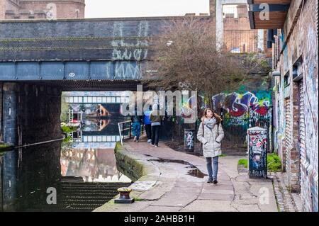 Frau, die auf dem Kanalpfad in der Nähe von Camden Lock, Lonndon, Großbritannien spazieren geht. Stockfoto