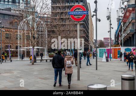 Menschen gehen auf dem Zusammentreffen von der U-Bahnstation Kings Cross, London, UK. Stockfoto