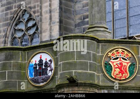 Wappen auf dem Mercat Cross, The Royal Mile, Edinburgh, Schottland, Vereinigtes Königreich Stockfoto