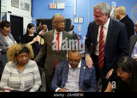 New York, New York, USA. 27 Dez, 2019. New York Cty Bürgermeister Bill De Blasio, Reverend Al Sharpton, Gründer & Präsident, National Action Network, Gwen Carr, Mutter von Eric Garner und Bürgerrechtler Rev. Jesses Jackson nehmen an der Autogrammstunde für Rev. Jesse Jackson's neues Buch "Die Hoffnung lebendig" am Haus der Gerechtigkeit am Dezember 27, 2019 in The Harlem Abschnitt von New York City. Quelle: MPI 43/Media Punch/Alamy leben Nachrichten Stockfoto