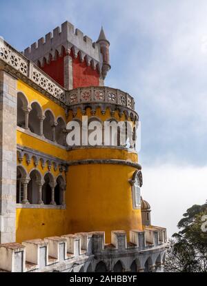 Sintra, Portugal - 21 August 2019: niedrige Wolken und Nebel die bunten und dramatische Türme von Pena ausblenden Stockfoto