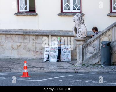Sintra, Portugal - 21 August 2019: Obdachloser protestieren die Frage der fehlenden Häuser vor dem Rathaus in Sintra Stockfoto