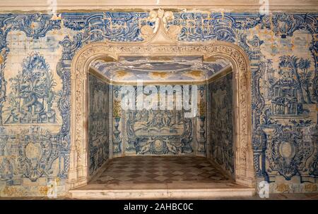 Sintra, Portugal - 21 August 2019: Alte azulejo Fliesen- und Alkoven aus dem Hof des Nationalen Palast in Sintra, nahe bei Lissabon Stockfoto