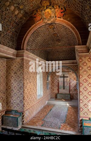 Sintra, Portugal - 21 August 2019: eingerichtete Kapelle mit Kreuz in dem Nationalen Palast in Sintra, nahe bei Lissabon Stockfoto