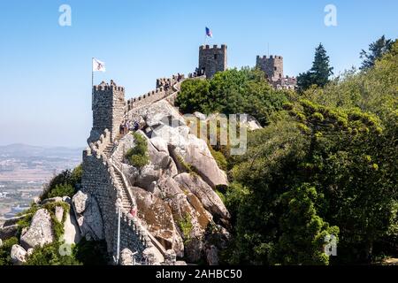 Sintra, Portugal - 21 August 2019: Touristen auf den Wänden der maurischen Festung oberhalb der portugiesischen Stadt Sintra Stockfoto