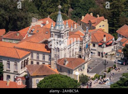 Sintra, Portugal - 21 August 2019: Luftaufnahme der Stadt Sintra und dem Rathaus von den Wänden der maurischen Burg Stockfoto