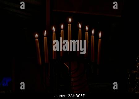 Menorah mit angezündeten Kerzen in der Feier Chanukah. Eine symbolische Kerzenschein für das jüdische Feiertag Hanukkah. Die achte und letzte Nacht von Hanu Stockfoto