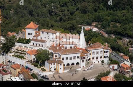 Sintra, Portugal - 21 August 2019: Luftaufnahme der Stadt Sintra und dem Nationalen Palast von den Wänden der maurischen Burg Stockfoto