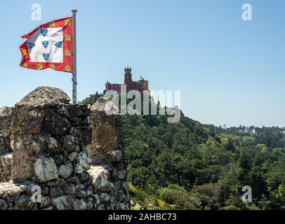 Sintra, Portugal - 21 August 2019: Pena Palast auf dem Hügel von der Burg der Mauren in der Nähe von Sintra in Portugal gesehen Stockfoto