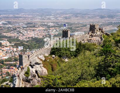 Sintra, Portugal - 21 August 2019: Touristen auf den Wänden der maurischen Festung oberhalb der portugiesischen Stadt Sintra Stockfoto