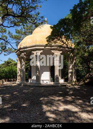 Sintra, Portugal - 21 August 2019: Tempel von Spalten in die Gärten, die das Pena außerhalb Sintra Stockfoto