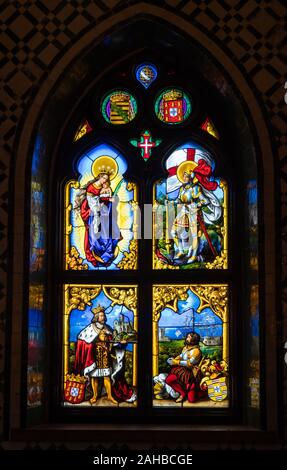 Sintra, Portugal - 21 August 2019: Bunte Glasfenster in der Kapelle Unserer Lieben Frau von Pena bei Pena Stockfoto