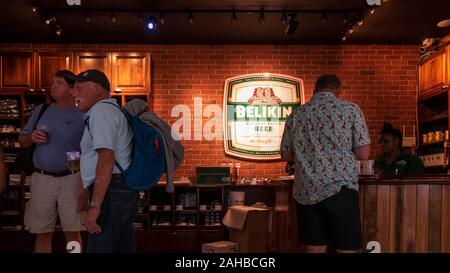 Belize City, Belize - November, 18, 2019. Die Passagiere genießen Belikin Bier, während Sie für Ihre Flüge aus Philip S W Goldson Flughafen warten. Stockfoto