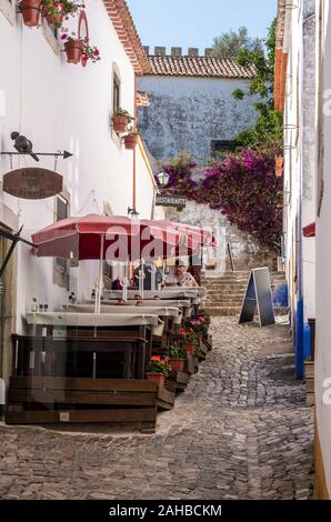 Obidos, Portugal - 20 August 2019: Kleine Bar oder Restaurant in der alten mittelalterlichen Stadtmauer von Obidos in Portugal Stockfoto