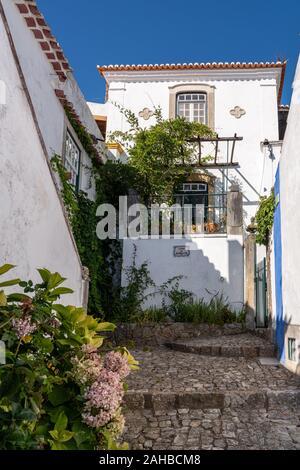 Obidos, Portugal - 20 August 2019: Casa da barbacan Straße zu Hause in der alten Festungsstadt Obidos führend in Portugal Stockfoto