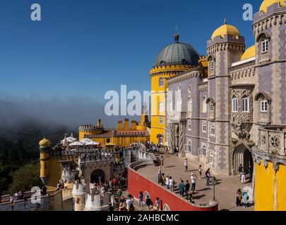 Sintra, Portugal - 21 August 2019: Touristen warten, die bunte und dramatische Türme von Pena eingeben Stockfoto