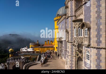 Sintra, Portugal - 21 August 2019: Touristen warten, die bunte und dramatische Türme von Pena eingeben Stockfoto