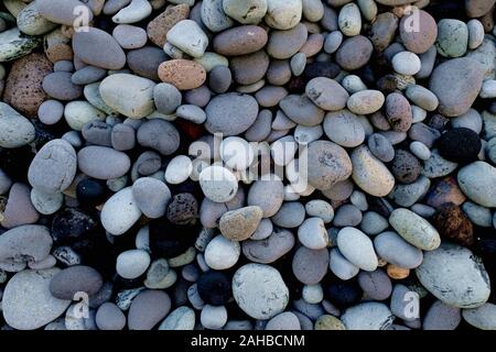 Eine Sammlung von Graue runde Steine, verschiedene Größen und Formen, verschiedenen Mineralien, Ansicht schließen. Stockfoto