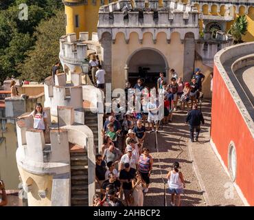 Sintra, Portugal - 21 August 2019: Touristen warten, die bunte und dramatische Türme von Pena eingeben Stockfoto