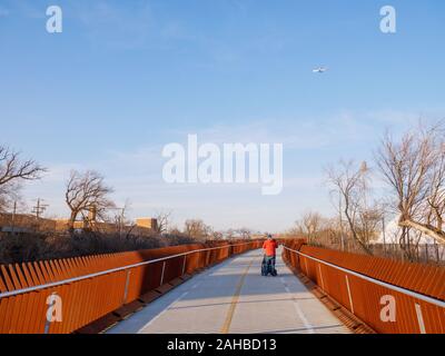 Riverview Brücke, Chicago's längste Fußgängerbrücke. 312 RiverRun, North Branch Chicago River. Stockfoto