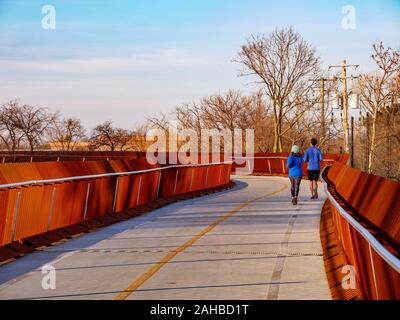 Riverview Brücke, Chicago's längste Fußgängerbrücke. 312 RiverRun, North Branch Chicago River. Stockfoto