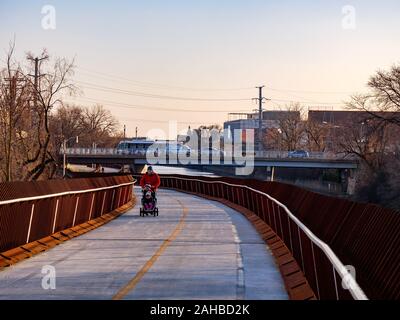 Riverview Brücke, Chicago's längste Fußgängerbrücke. 312 RiverRun, North Branch Chicago River. Stockfoto