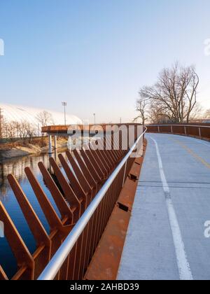 Riverview Brücke, Chicago's längste Fußgängerbrücke. 312 RiverRun, North Branch Chicago River. Stockfoto