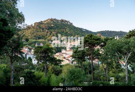 Ansicht der portugiesischen Stadt Sintra mit der maurischen Festung auf dem Hügel über der Stadt Stockfoto