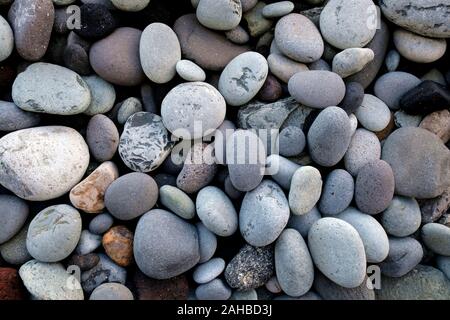 Kiesel und Steine, verschiedene Größen und Formen, verschiedenen Mineralien, Ansicht schließen. Stockfoto