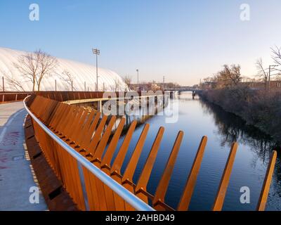 Riverview Brücke, Chicago's längste Fußgängerbrücke. 312 RiverRun, North Branch Chicago River. Stockfoto