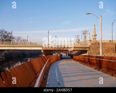 Riverview Brücke, Chicago's längste Fußgängerbrücke. 312 RiverRun, North Branch Chicago River. Stockfoto