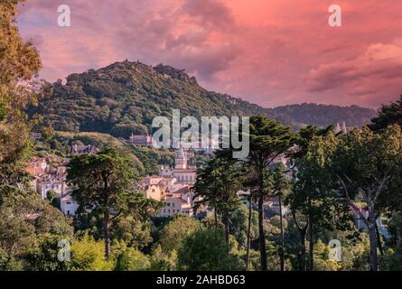 Sonnenuntergang von der portugiesischen Stadt Sintra mit der maurischen Festung auf dem Hügel über der Stadt Stockfoto