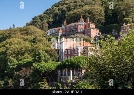 Luxuriöse Wohnungen und Häuser auf dem bewaldeten Hügeln über Sintra in Portugal Stockfoto