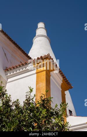 Große, weiße Küche Kamin auf dem Dach der Nationalpalast in Sintra, nahe bei Lissabon Stockfoto