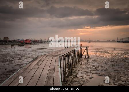 Schöne Sicht auf den Sonnenaufgang in Penang. Yeoh Jetty im Vordergrund. Malaysia. Stockfoto