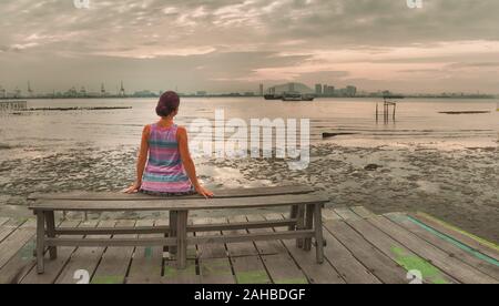 Touristen Yeoh Steg bei Sonnenaufgang, Georgetown, Penang, Malaysia sitzen. Panorama Stockfoto