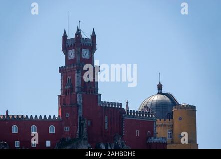 Da Pena Denkmal auf dem Hügel von der Burg der Mauren in der Nähe von Sintra in Portugal gesehen Stockfoto