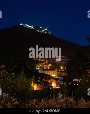 Abendlicher Blick von der portugiesischen Stadt Sintra mit der maurischen Festung auf dem Hügel über der Stadt Stockfoto