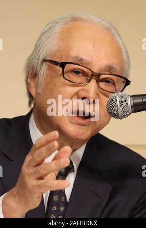 Tokio, Japan. 27 Dez, 2019. Japan Post Holdings Präsident Masatsugu Nagato kündigt seine Post auf einer Pressekonferenz in Tokio am Freitag abzufinden, 27. Dezember 2019. Financial Service Agentur bestellt Japan Post Betrieben" zwei Tochtergesellschaften neue Vertriebs von Versicherungsprodukten für drei Monate auszusetzen, da ihre unsachgemäße Verkäufe. Credit: Yoshio Tsunoda/LBA/Alamy leben Nachrichten Stockfoto