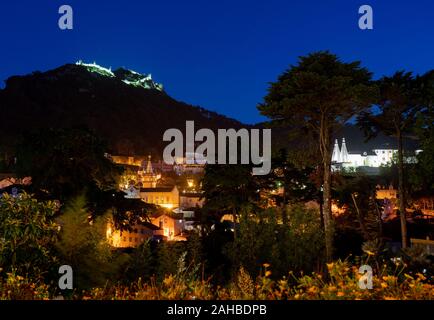 Abendlicher Blick von der portugiesischen Stadt Sintra mit der maurischen Festung auf dem Hügel über der Stadt Stockfoto