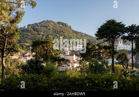 Sonnenuntergang von der portugiesischen Stadt Sintra mit der maurischen Festung auf dem Hügel über der Stadt Stockfoto